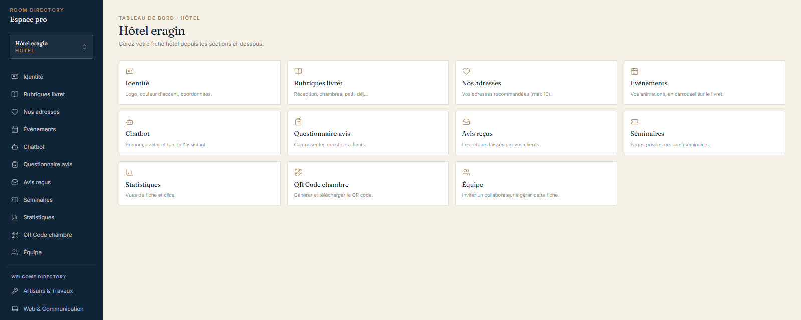 Le tableau de bord de l'espace pro : les sections Identité, Rubriques livret, Nos adresses, Chatbot, Questionnaire avis, Statistiques et QR code chambre d'un hôtel.